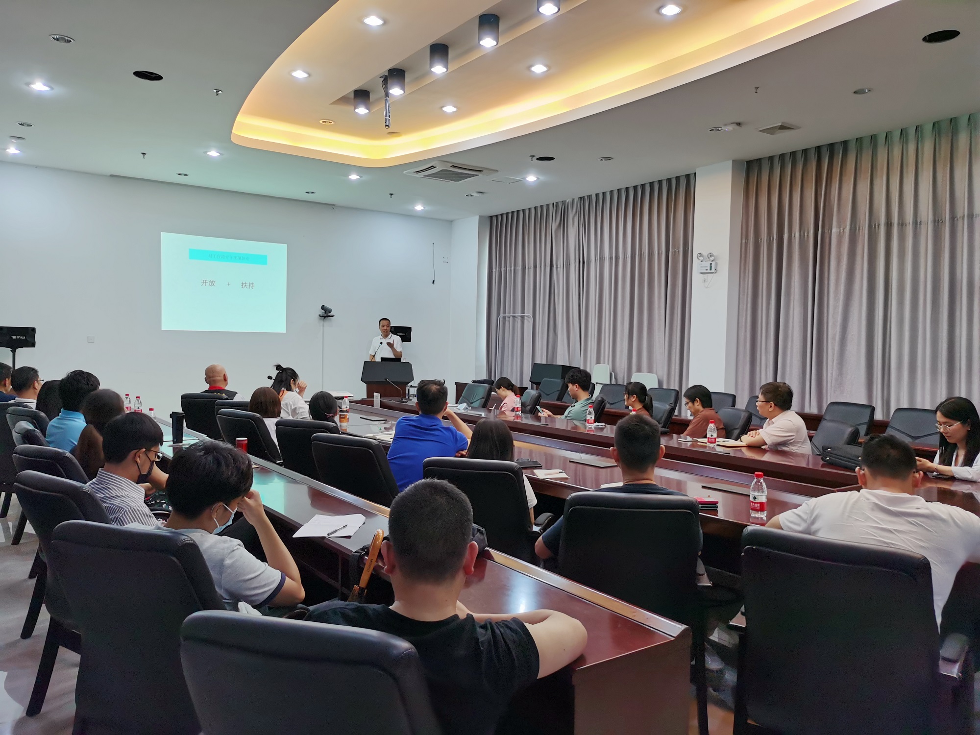 育成中心举办涉台政策专场培训会